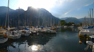 RIVA DEL GARDA, İtalya - 19 Temmuz 2015: Riva Del Garda Limanı 19 Temmuz 2015 tarihinde İtalya 'da Garda Gölü üzerinde. Riva Del Garda her yaz turistlerin ziyaret ettiği en popüler şehirlerden biridir..