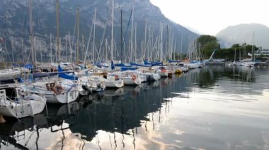 RIVA DEL GARDA, İtalya - 19 Temmuz 2015: Riva Del Garda Limanı 19 Temmuz 2015 tarihinde İtalya 'da Garda Gölü üzerinde. Riva Del Garda her yaz turistlerin ziyaret ettiği en popüler şehirlerden biridir..