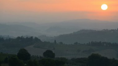 Gündoğumunda San Gimignano, Toskana, İtalya yakınlarındaki manzara.