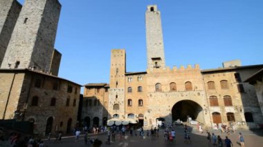 SAN GIMIGNANO, İtalya - 6 Mayıs 2018: San Gimignano, Toskana, İtalya, Avrupa sokaklarındaki turistler ve yerel halk