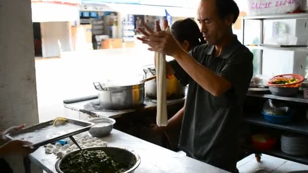 Battambang Cambodia Mart 2017 Aşçıların Yapımı Erişte Pişirdiği Sokak Sahnesi — Stok video