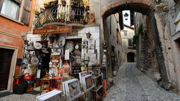 Malcesina Itália Julho 2015 Vendedor Preparando Lembranças Rua Aldeia Malcesine — Vídeo de Stock