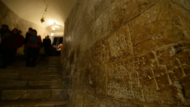 Иерусалим Израель Декабря 2016 Граффити Крестоносцев Вырезанные Стенах Лестниц Ведущих — стоковое видео