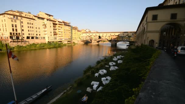 イタリア フィレンツェのアルノ川に架かるポンテ ヴェッキオ橋 — ストック動画