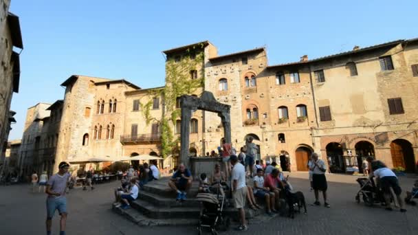 Montepulciano Itália Outubro 2016 Turistas Moradores Praça Grande Com Palazzo — Vídeo de Stock