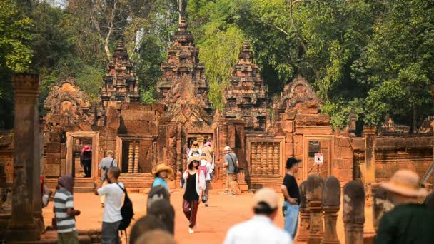 Siem Reap Kambodien Mai 2017 Touristen Prasat Banteay Srei Tempel — Stockvideo