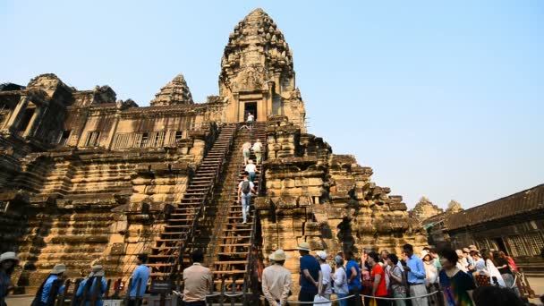 Siem Reap Cambodia Março 2017 Turistas Esperando Visita Palácio Angkor — Vídeo de Stock