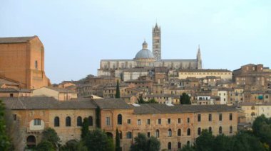 Siena havadan panoramik görüntü. Katedral Duomo dönüm noktası. Toskana, İtalya.