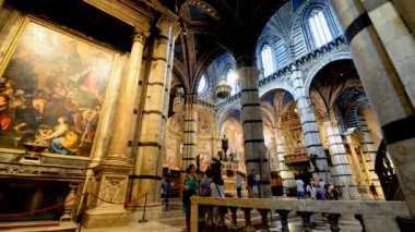 SIENA, İtalya - 22 Temmuz 2015: Siena, İtalya 'nın Katedral İçişleri, 22 Temmuz 2015. Tasarım, 1215-1263 yılları arasında Siena 'da büyük bir turizm merkezi olan daha önceki bir yapının sahasında tamamlandı..