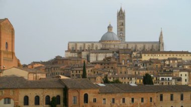 Siena havadan panoramik görüntü. Katedral Duomo dönüm noktası. Toskana, İtalya.
