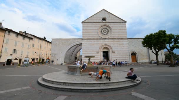 Assisi Italien Juli 2015 Straßenszene Mit Der Basilika Des Franziskus — Stockvideo