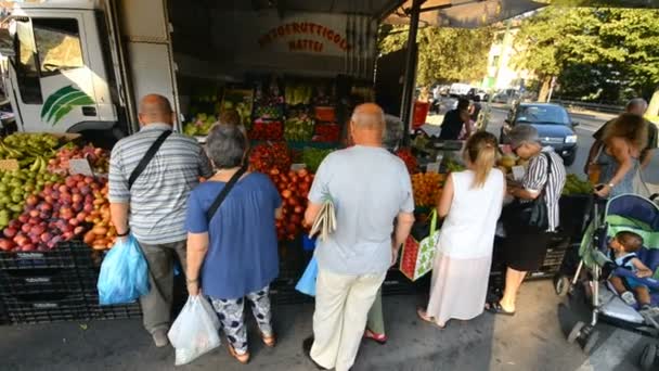 Siena Itália Julho 2015 Pessoas Compram Legumes Mercado Local Siena — Vídeo de Stock