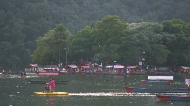 POKHARA, NEPAL - 2 Aralık 2017: Phewa Gölü, Pokhara, Nepal, Asya 'da renkli tekneler.