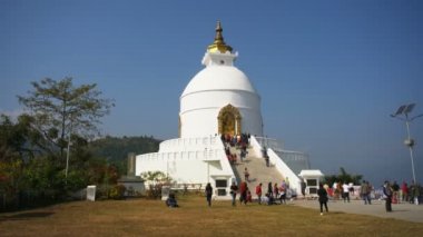 POKHARA, NEPAL - 2 Aralık 2017: Dünya Barış Pagoda, Pokhara, Nepal, Asya 'da Turistler.