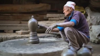 BHAKTAPUR, NEPAL - 22 Aralık 2017: Yaşlı adam Bhaktapur, Nepal, Asya 'daki Çömlekçilik Meydanı' nda çömlek yapıyor.