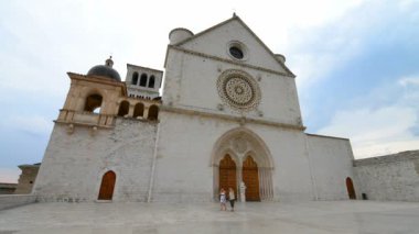 ASSISI, ITALY - 3 Mayıs 2018: St. Chiara Bazilikası, Assisi, Umbria, İtalya