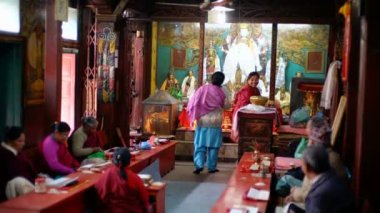 PATAN, NEPAL - 28 Aralık 2017: Patan, Nepal, Asya 'daki Altın Tapınak' ta dua eden keşişler.