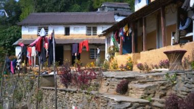 Dampus, NEPAL - 3 Aralık 2017: Dhampus, Nepal, Asya köyündeki kırsal ev. Annapurna ana kamp yürüyüşü.