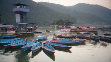 POKHARA, NEPAL - 2 Aralık 2017: Phewa Gölü, Pokhara, Nepal, Asya 'da renkli tekneler.