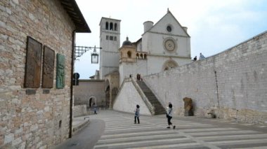 ASSISI, ITALY - 3 Mayıs 2018: St. Chiara Bazilikası, Assisi, Umbria, İtalya