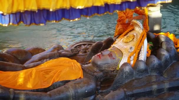 Kathmandu Nepal 25Th December 2017 Young Monk Cleaning Reclining Buddha — 图库视频影像