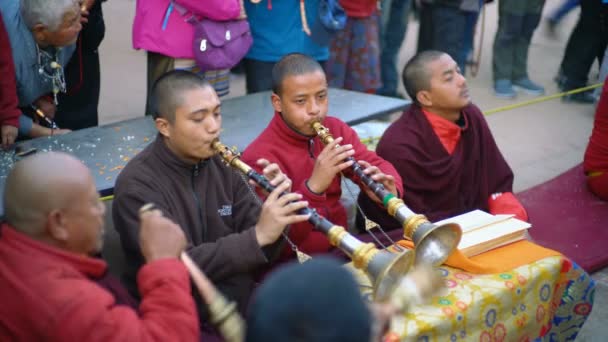 Kathmandu Nepal Diciembre 2017 Monjes Orantes Con Instrumentos Musicales Estupa — Vídeos de Stock