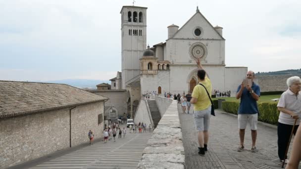 Assisi Italië Juli 2015 Straatbeeld Met Basiliek Van Sint Franciscus — Stockvideo