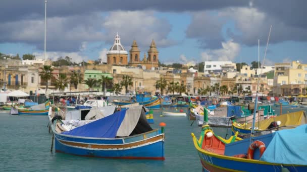 Marsaxlokk Malta Febrero 2018 Barcos Puerto Marsaxlokk Malta Europa — Vídeos de Stock