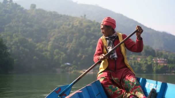 Pokhara Nepal December 2017 Gammal Kvinna Faller Båten Med Turister — Stockvideo