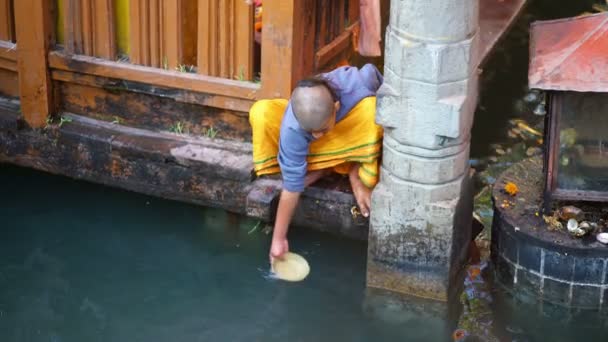 Kathmandu Nepal Diciembre 2017 Joven Monje Está Limpiando Buda Reclinada — Vídeo de stock