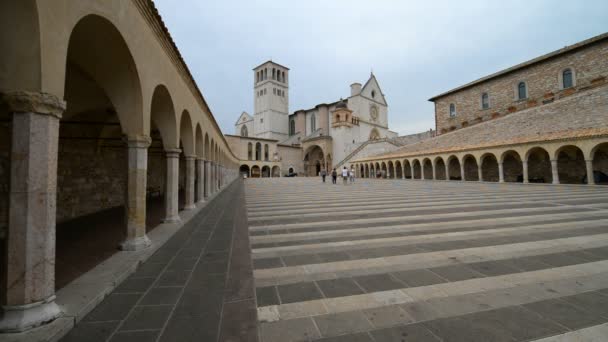 Assisi Italia Luglio 2015 Scena Strada Con Basilica San Francesco — Video Stock