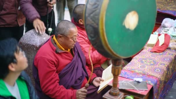 Kathmandu Nepal Dezembro 2017 Monges Que Rezam Com Instrumentos Musicais — Vídeo de Stock