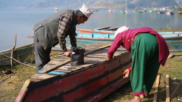 Pokhara Nepal 2017年12月2日 ネパールのポカラ湖でボートを持つ老人と女性 — ストック動画