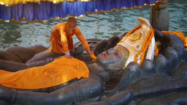Kathmandu Nepal 25Th December 2017 Молодий Монах Очищає Будду Храмі — стокове відео