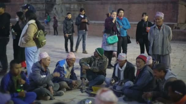 Бхактапур Непал Декабря 2017 Местные Жители Туристы Площади Таумади Бхактапур — стоковое видео