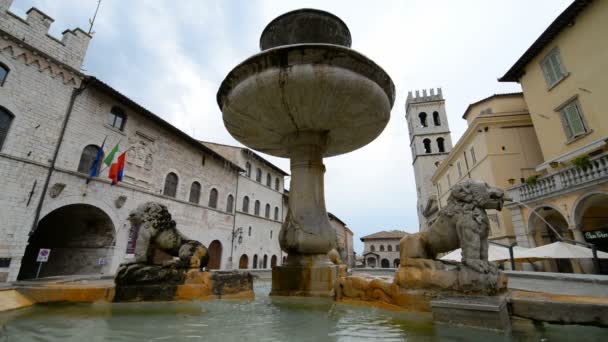 Assissi Piazza Del Comune Con Tempio Minerva Bella Fontana Della — Video Stock