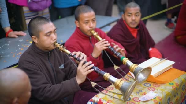 Kathmandu Nepal Dezembro 2017 Monges Que Rezam Com Instrumentos Musicais — Vídeo de Stock