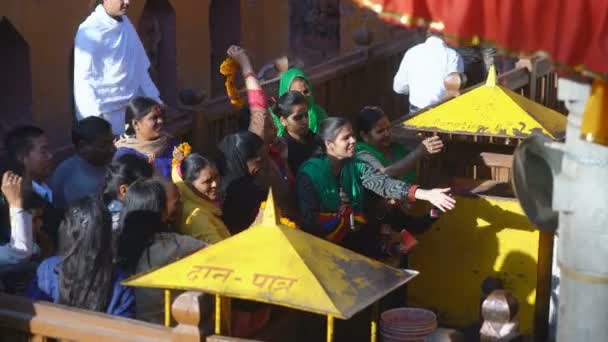 Kathmandu Nepal Prosince 2017 Turisté Poutníci Chrámu Budhanilkantha Nedávným Buddhou — Stock video