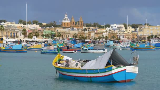 Marsaxlokk Malta Febrero 2018 Barcos Puerto Marsaxlokk Malta Europa — Vídeos de Stock