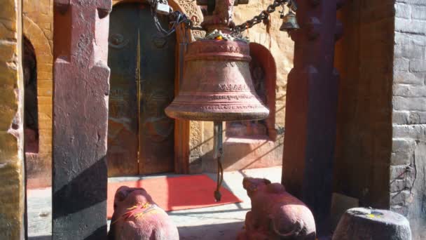 Κοντινό Πλάνο Της Καμπάνας Χρυσός Ναός Στο Πατάν Νεπάλ Ασία — Αρχείο Βίντεο
