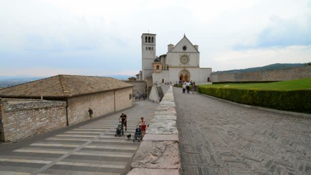 Assisi Włochy Lipiec 2015 Scena Uliczna Bazyliką Franciszka Asyżu Tle — Wideo stockowe