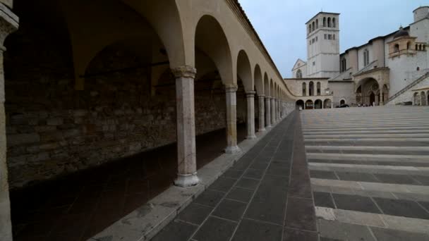 Assisi Italien Juli 2015 Straßenszene Mit Der Basilika Des Franziskus — Stockvideo
