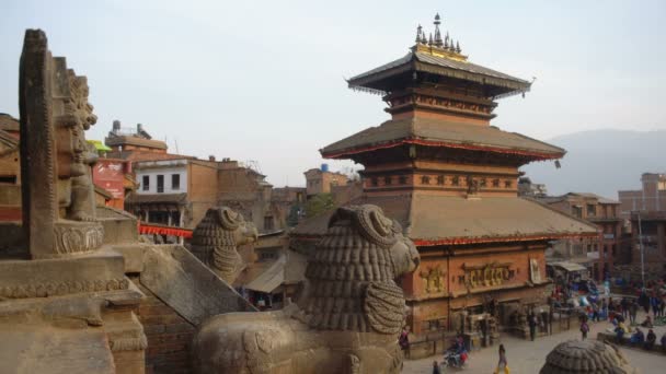 Bhaktapur Nepal December 2017 Lokale Bevolking Toeristen Het Taumadhi Plein — Stockvideo