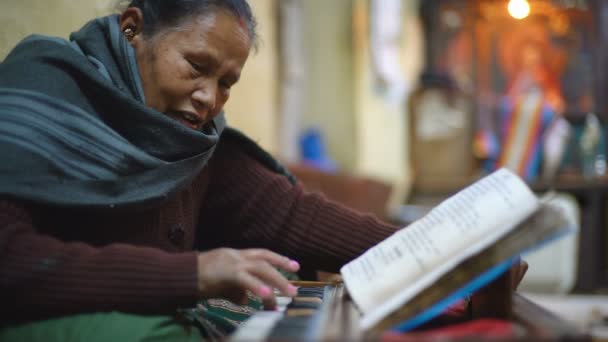 Panauti Nepal Diciembre 2017 Mujer Toca Armonio Panauti Nepal Asia — Vídeos de Stock