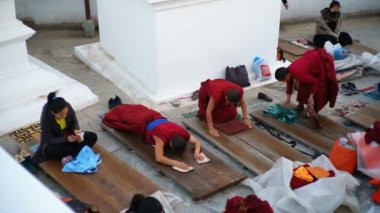 KATHMANDU, NEPAL - 24 ARALIK 2017: Boudhanath stupasında dua eden keşişler, Katmandu, Nepal, Asya.
