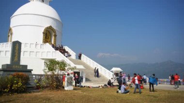 POKHARA, NEPAL - 2 Aralık 2017: Dünya Barış Pagoda, Pokhara, Nepal, Asya 'da Turistler.