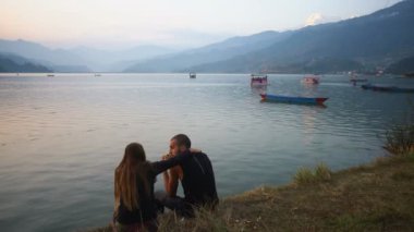 POKHARA, NEPAL - 2 Aralık 2017: Pokhara, Nepal, Asya 'daki Phewa Gölü kıyısında turistler.