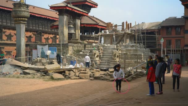 Bhaktapur Nepal Dezembro 2017 Pessoas Locais Turistas Praça Taumadhi Bhaktapur — Vídeo de Stock