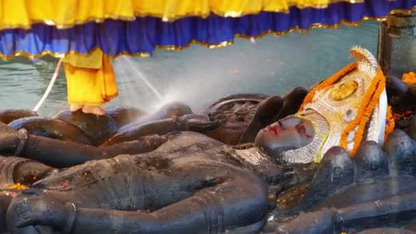 Kathmandu Nepal 25Th December 2017 Young Monk Cleaning Reclining Buddha — Stock Video