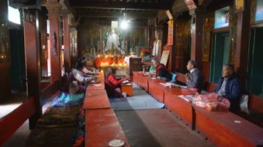 PATAN, NEPAL - 28 Aralık 2017: Patan, Nepal, Asya 'daki Altın Tapınak' ta dua eden keşişler.